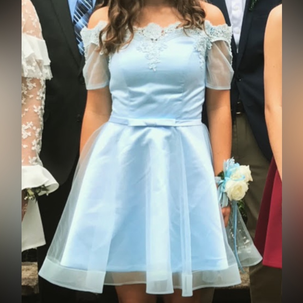 Style: Short formal dress. Size: 3/5. Color: Baby blue